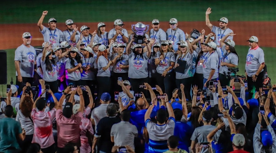 Charros Softbol festejando su campeonato de Liga Mexicana de Softbol 2024