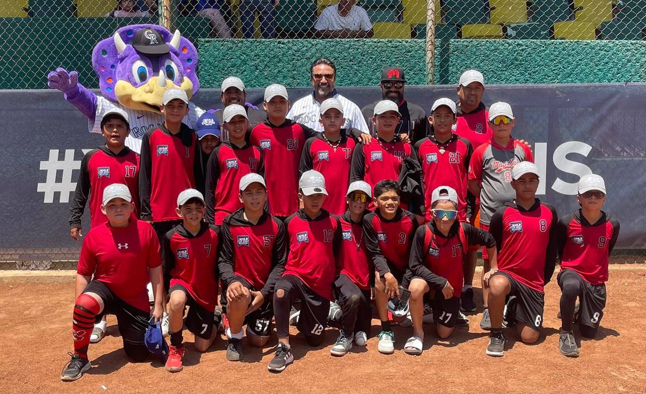 Liga Muralla de Mazatlán posa con la estrella mexicana Vinicio Castilla, en la MLB Cup 2024