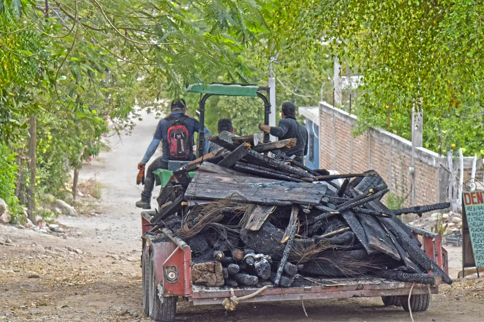 Autoridades del Ayuntamiento de El Fuerte, apoya con maquinaria para remover todo el material de madera que se incendió.