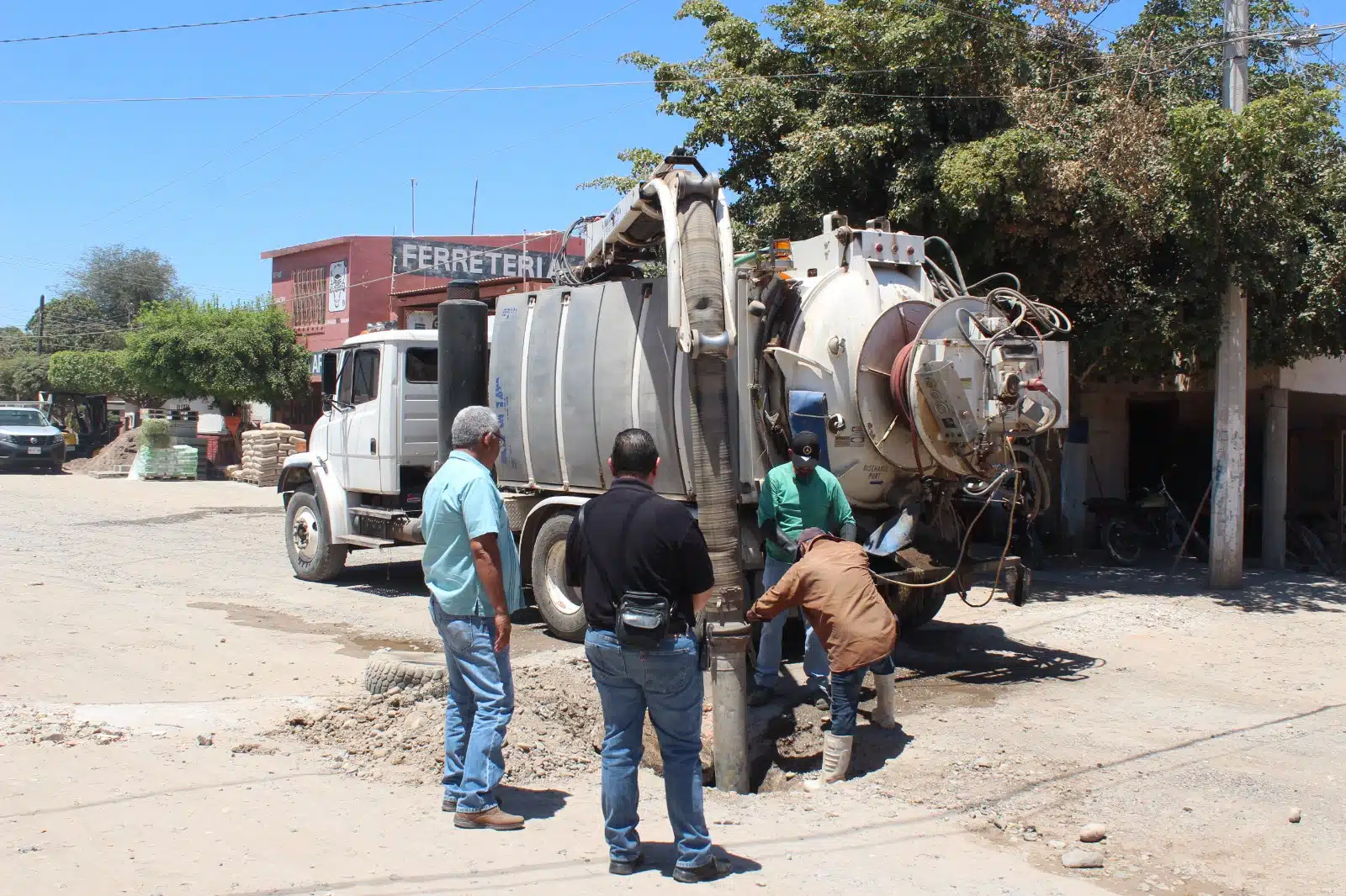mantenimiento y desazolve de aguas negras en Guasave