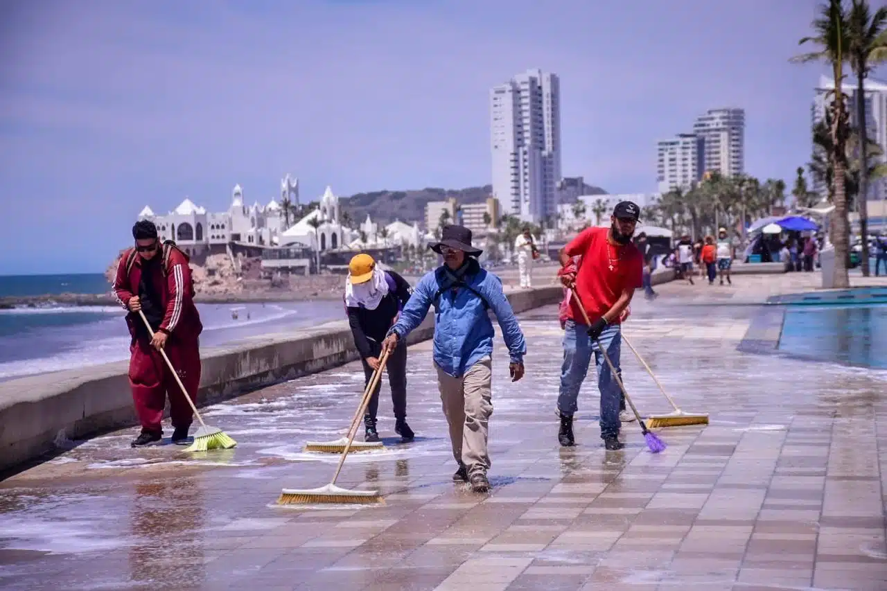 Labores de limpieza en el malecón de Mazatlán