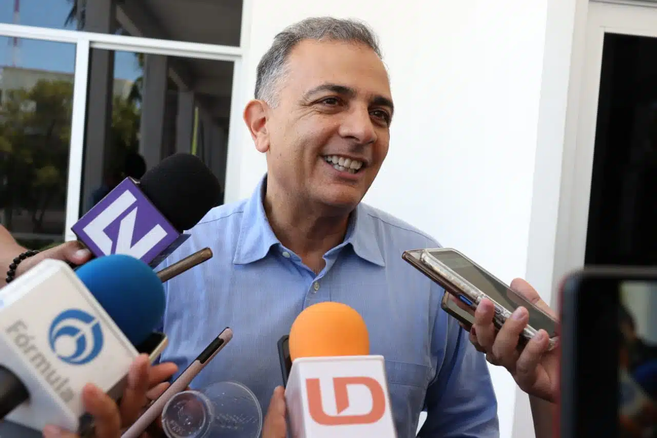 Lino Suárez Guzmán en entrevista con los medios de comunicación en Mazatlán