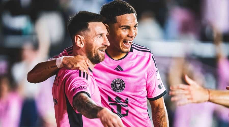 Lionel Messi junto a otro jugador