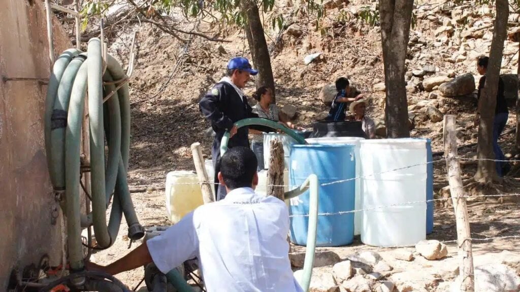 Llenan tambos de agua.