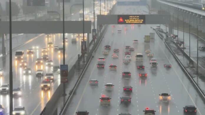 Autopista de Dubái en medio de una fuerte lluvia