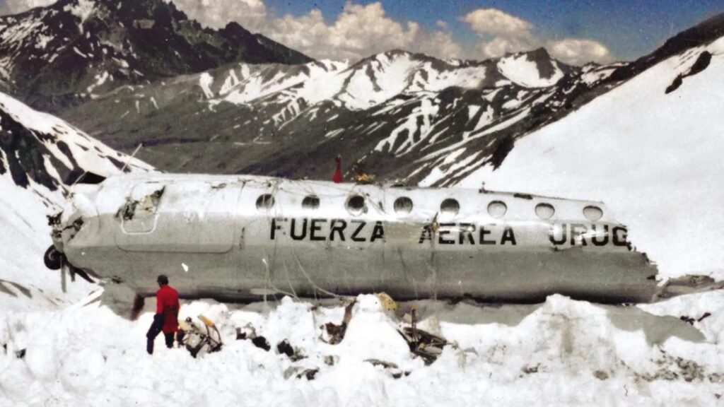 Avión tras accidente en montaña de los Andes