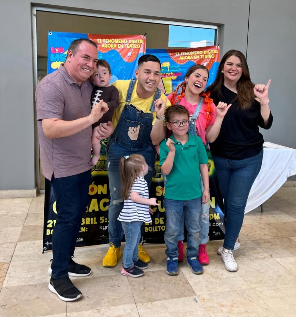 Una familia junto a los youtubers infantiles Rossi y Luigi, mejor conocidos como Los Meñiques de la Casa en Culiacán