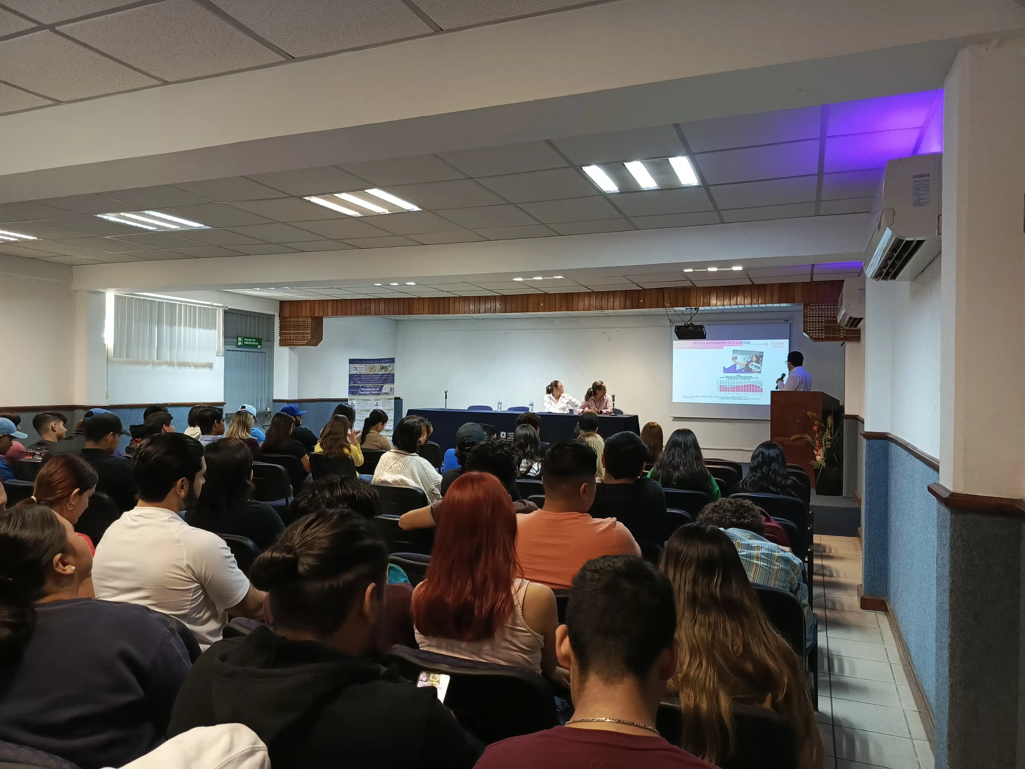 Luis Gustavo Kelly impartido una conferencia a jóvenes de la Facultad de Ciencias Sociales de la UAS en Mazatlán