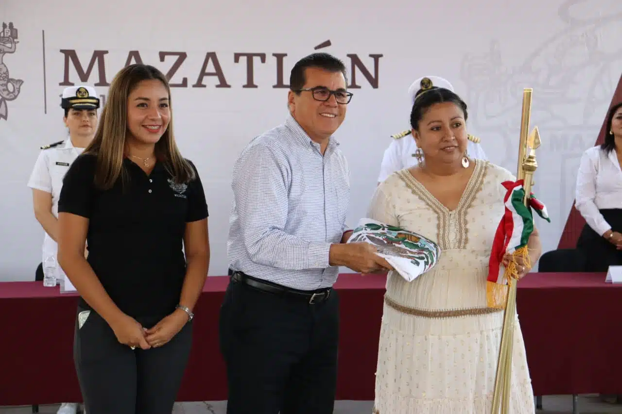 Alcalde de Mazatlán en escuela