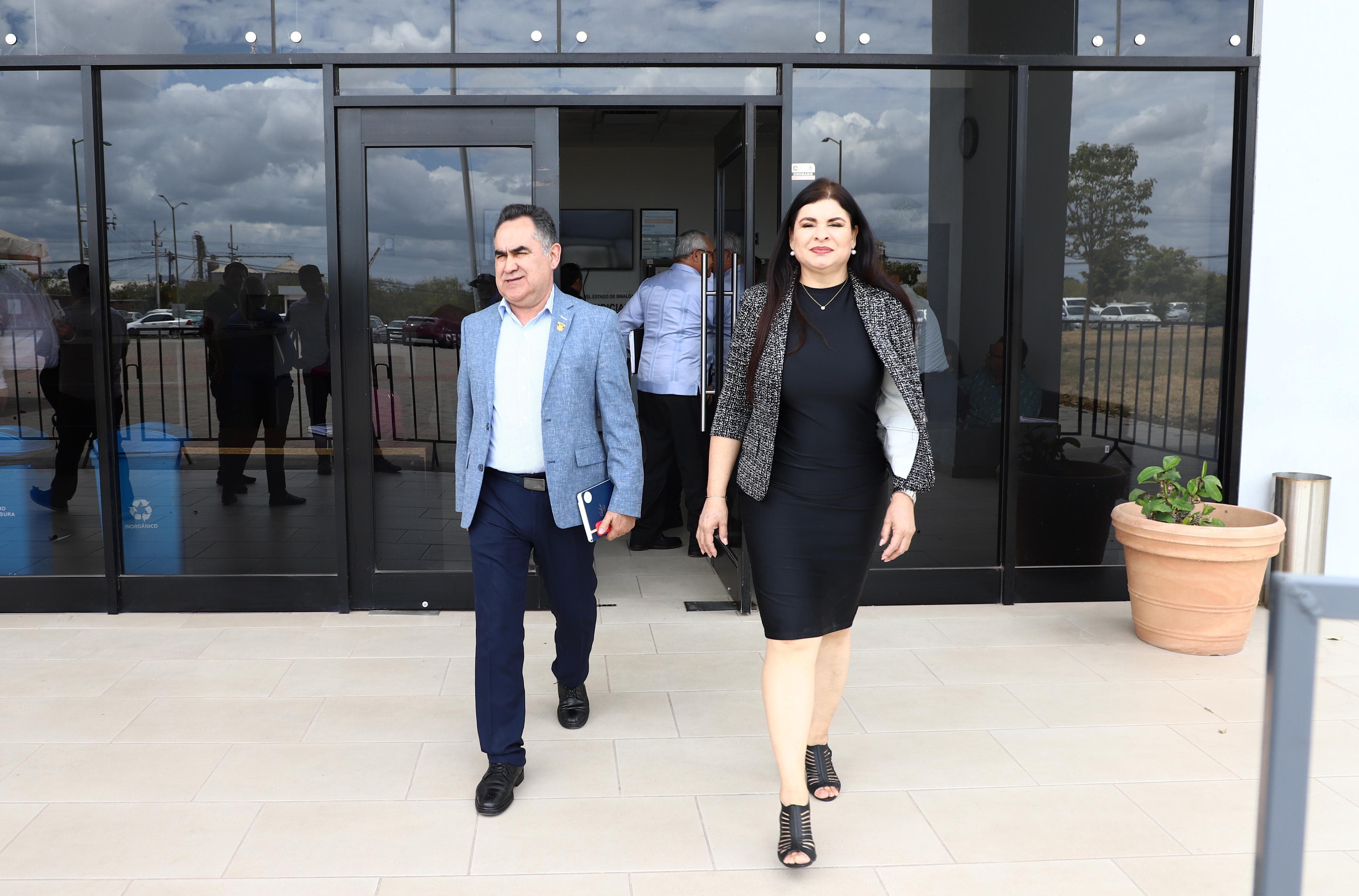 Jesús Madueña Molina saliendo de audiencia