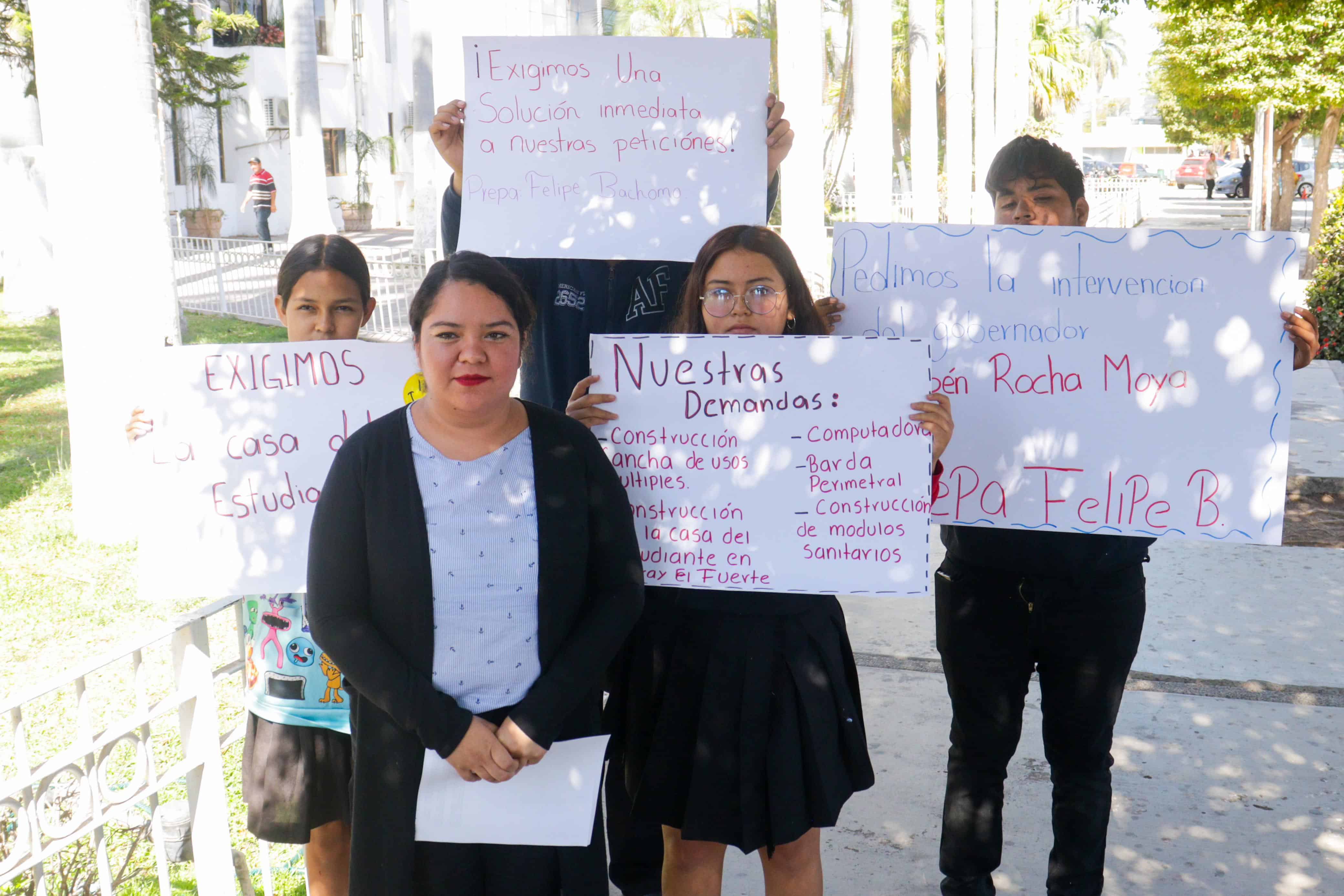 Manifestación por parte de una preparatoria de El Fuerte en el Palacio Municipal de Ahome
