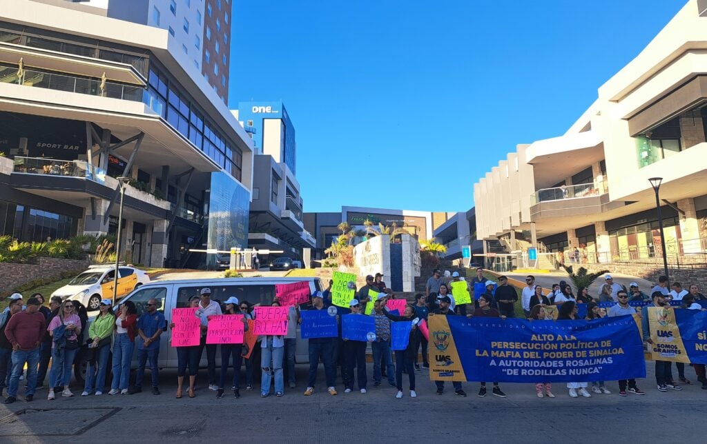 Manifestación de trabajadores de la UAS en Mazatlán