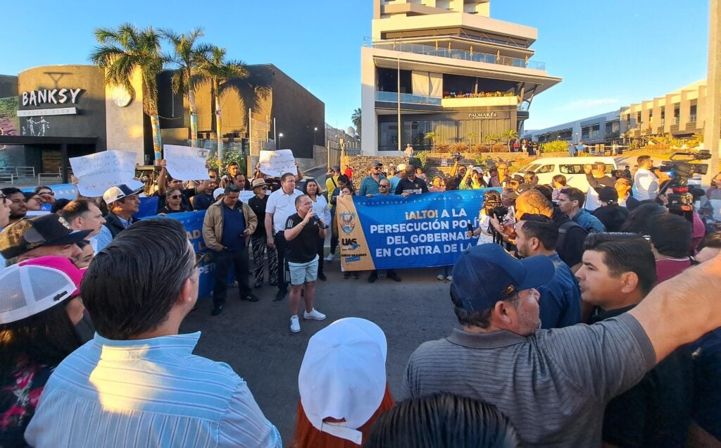 Manifestación de trabajadores de la UAS en Mazatlán