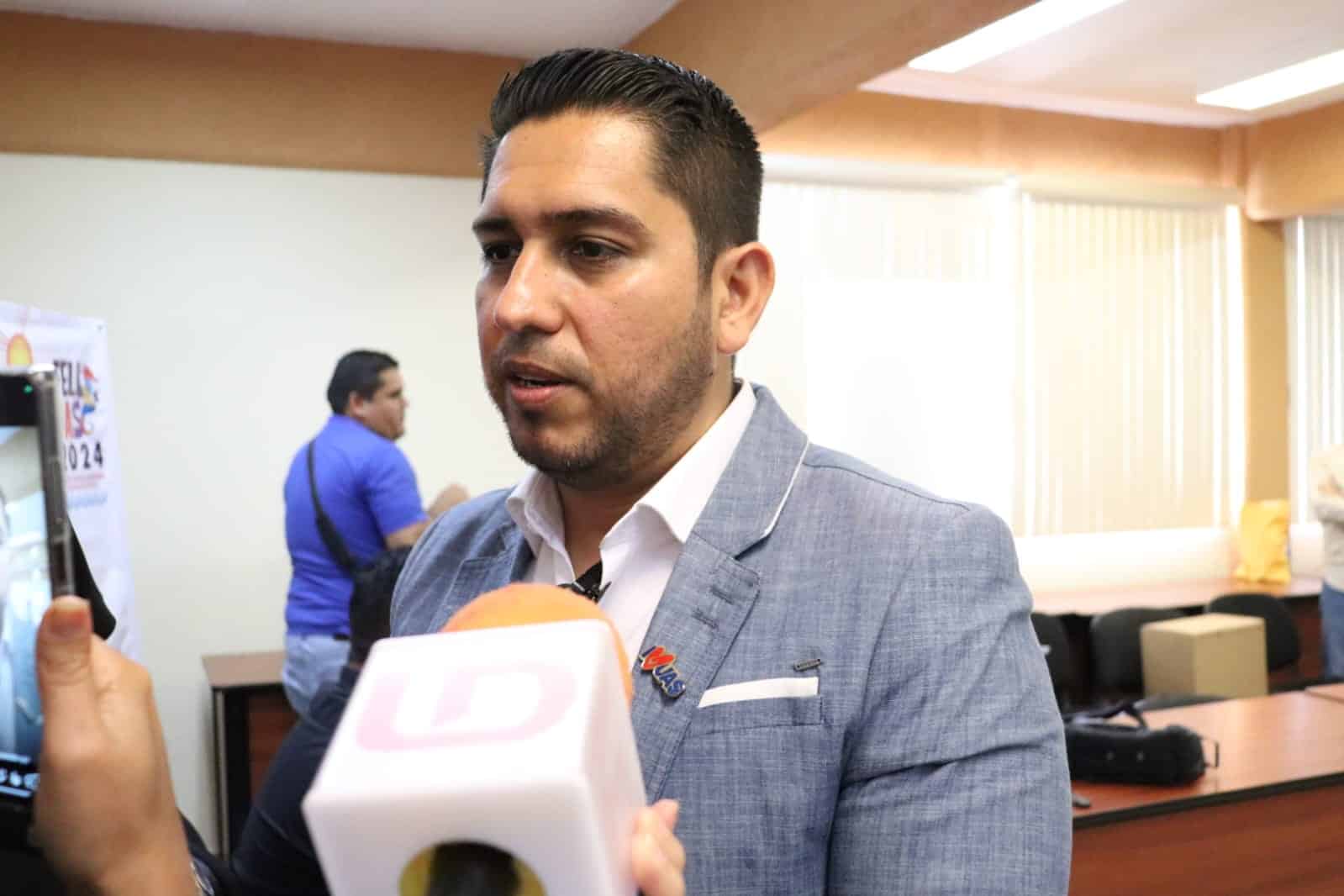 Manuel Iván Tostado Ramírez, vicerrector de la Unidad Regional Sur de la UAS, en entrevista con los medios de comunicación en Mazatlán