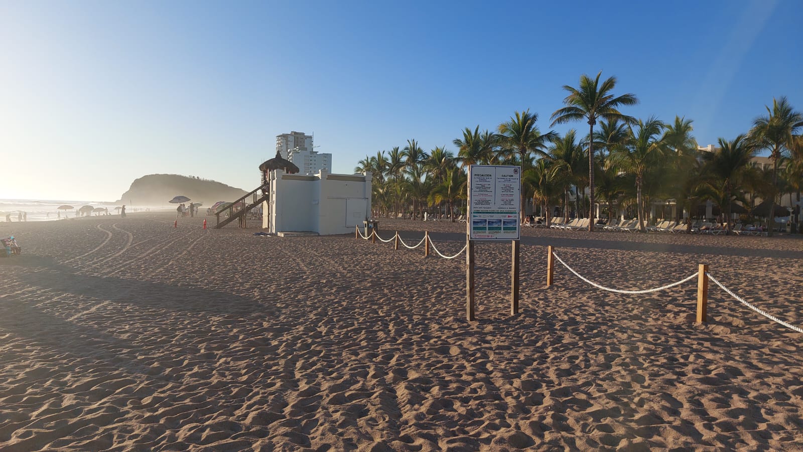 Playa de y anuncios de precaución 
