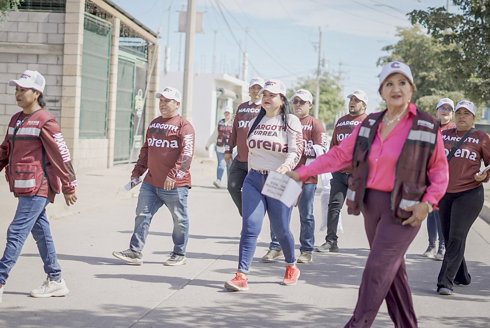 Margoth Urrea con su equipo de campaña recorren Navolato