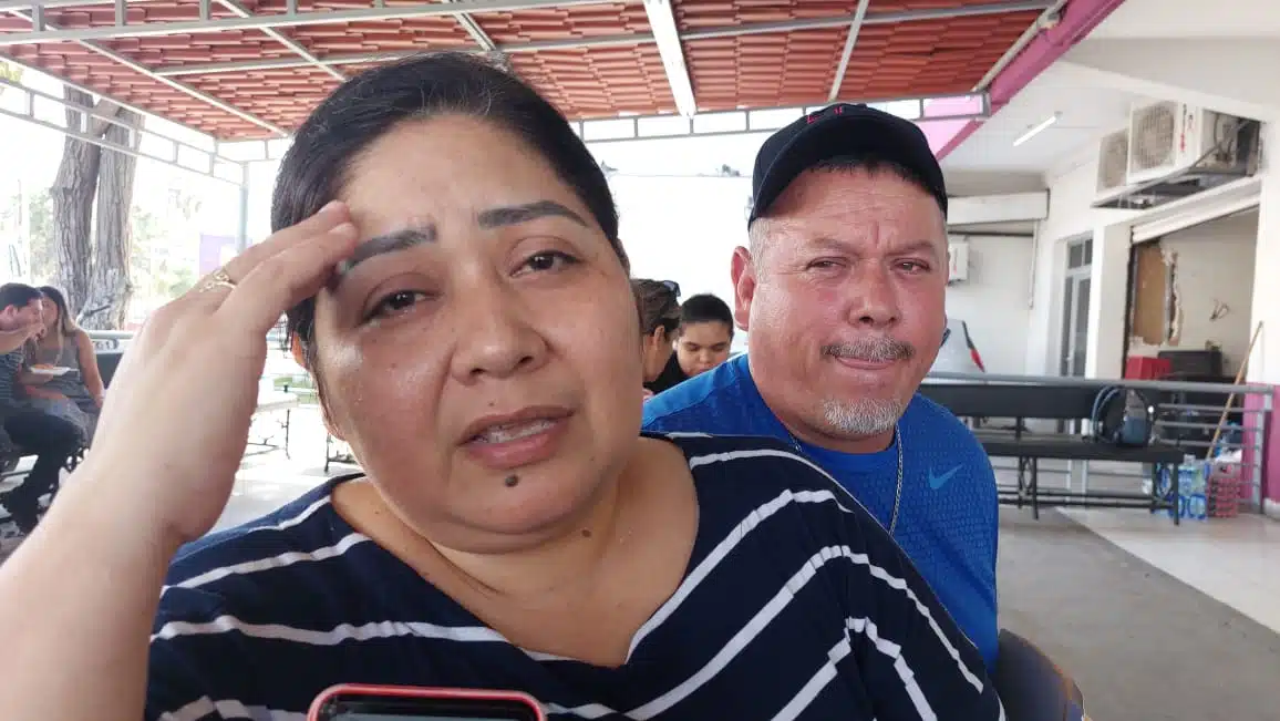 María Guadalupe Martínez, mamá de la joven Ana que cursaba la carrera de Comercio Internacional y fue atropellada por un camión, en una funeraria donde están los restos de su hija en Mazatlán