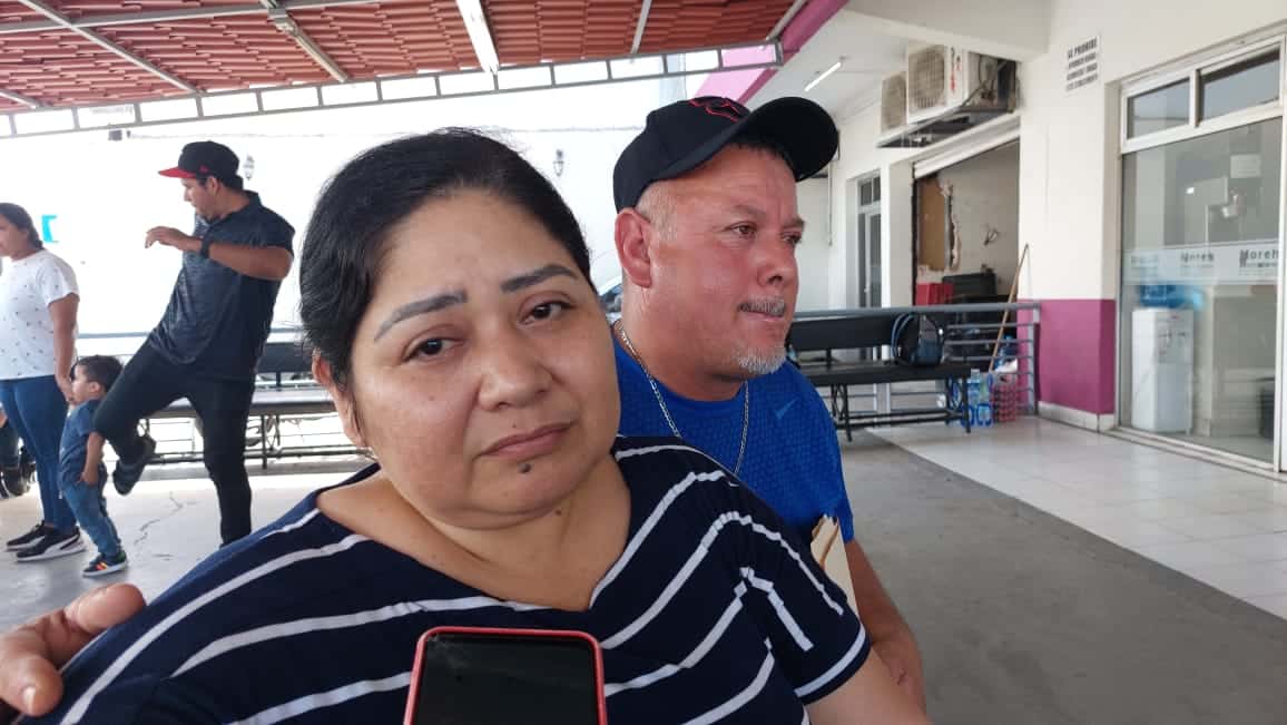 María Guadalupe Martínez, mamá de la joven Ana que cursaba la carrera de Comercio Internacional y fue atropellada por un camión, en una funeraria donde están los restos de su hija en Mazatlán