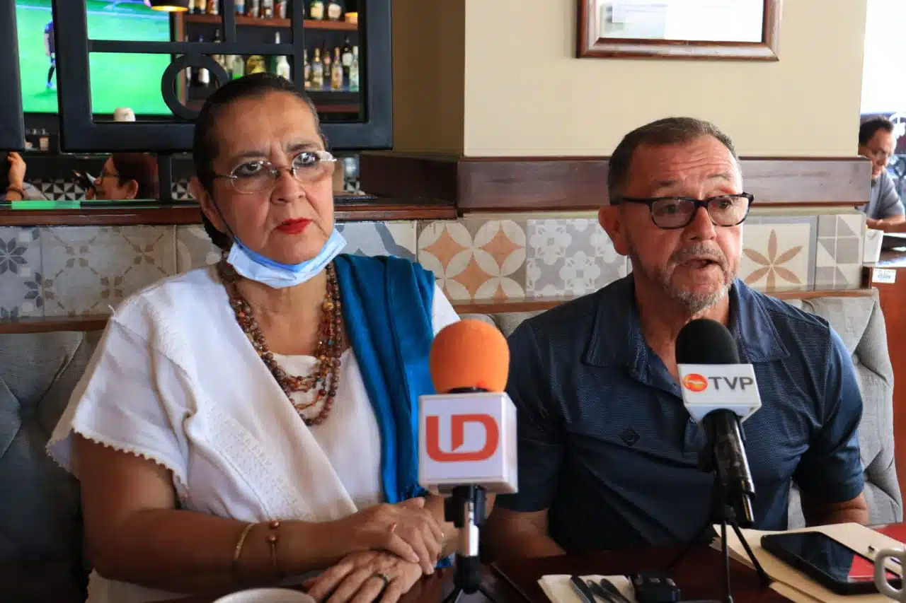 María Muñiz y Luis Antonio Martínez Peña en conferencia de prensa con los medios de comunicación en Mazatlán