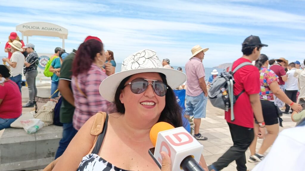 María Zapata en el malecón de Mazatlán en entrevista con Línea Directa en el eclipse total de Sol