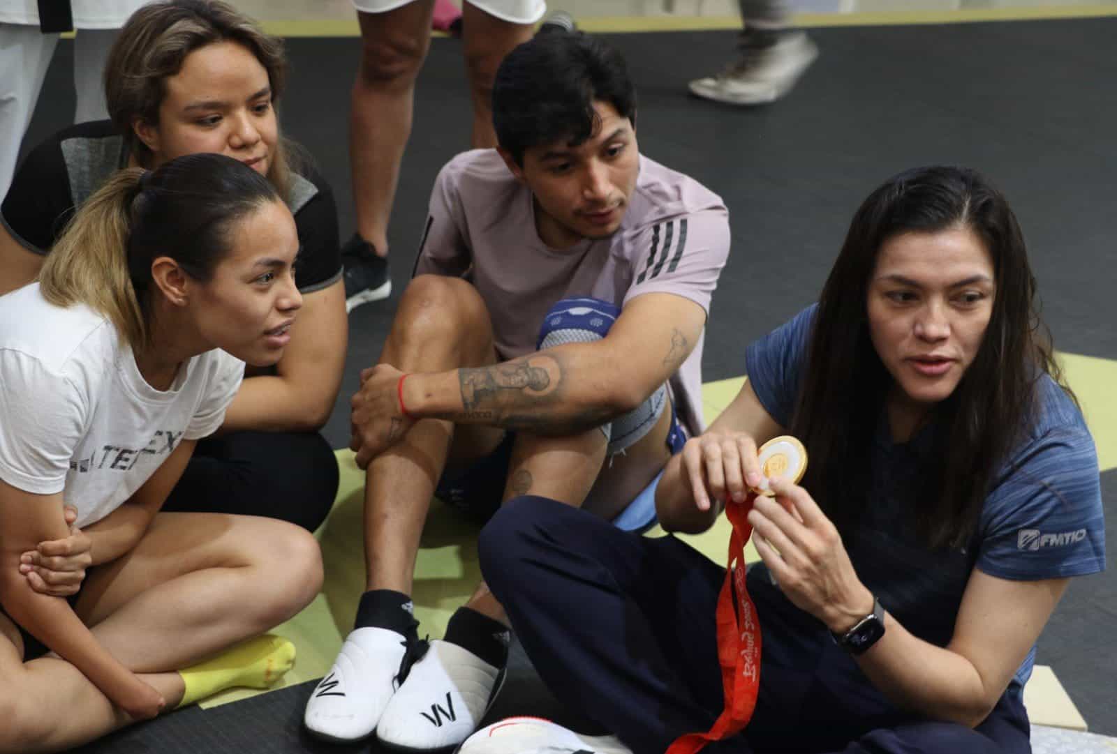 María del Rosario Espinoza, taekwondoina sinaloense, junto a sus alumnos