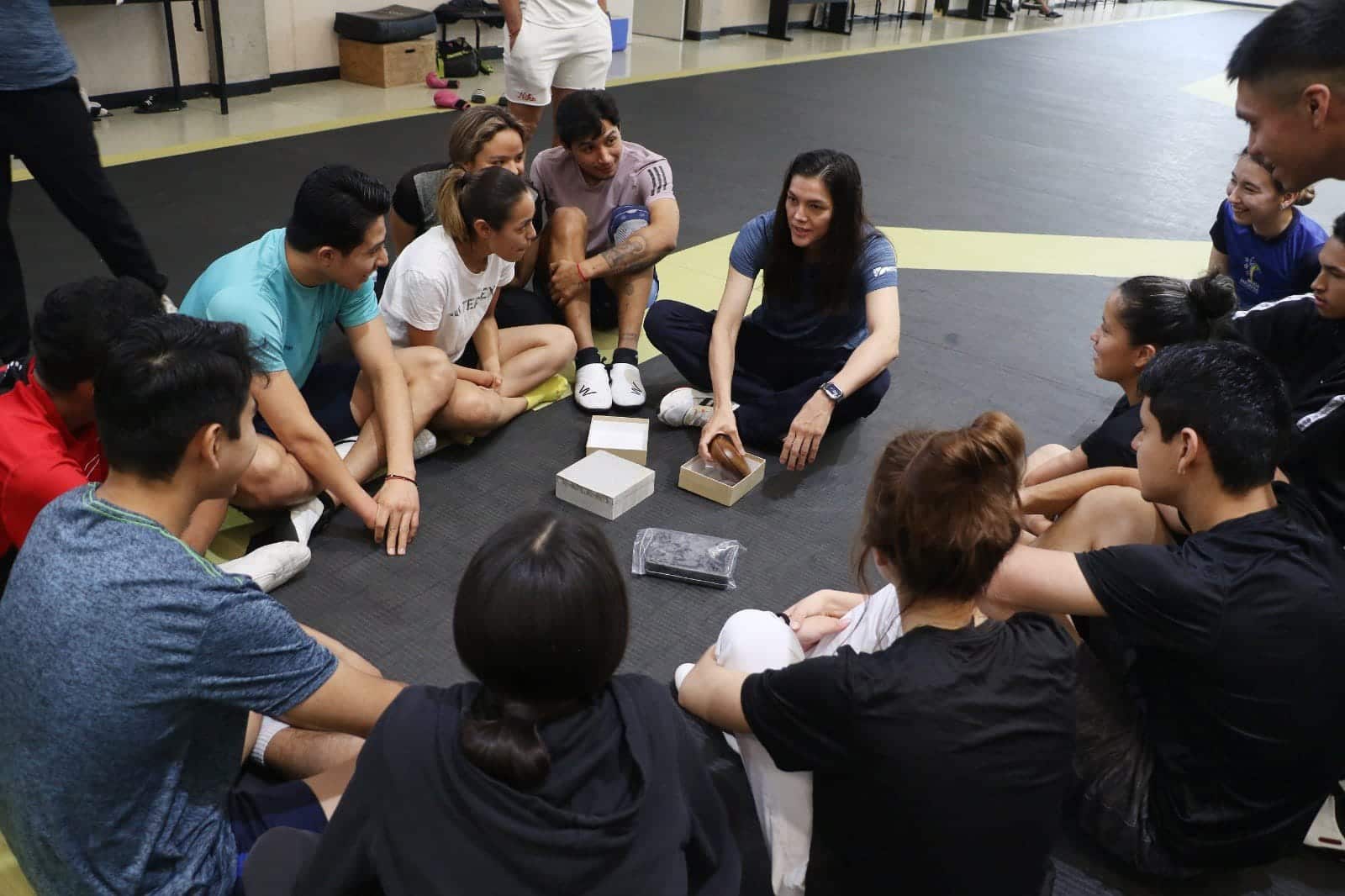 María del Rosario Espinoza, taekwondoina sinaloense, junto a sus alumnos