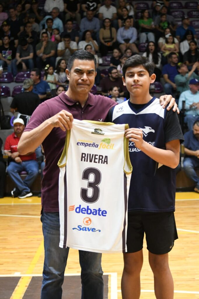 El guasavense Mariano Rivera Sauceda recibió el jersey oficial de Frayles en una noche donde se le reconoció lo logrado en el torneo Minicopa México