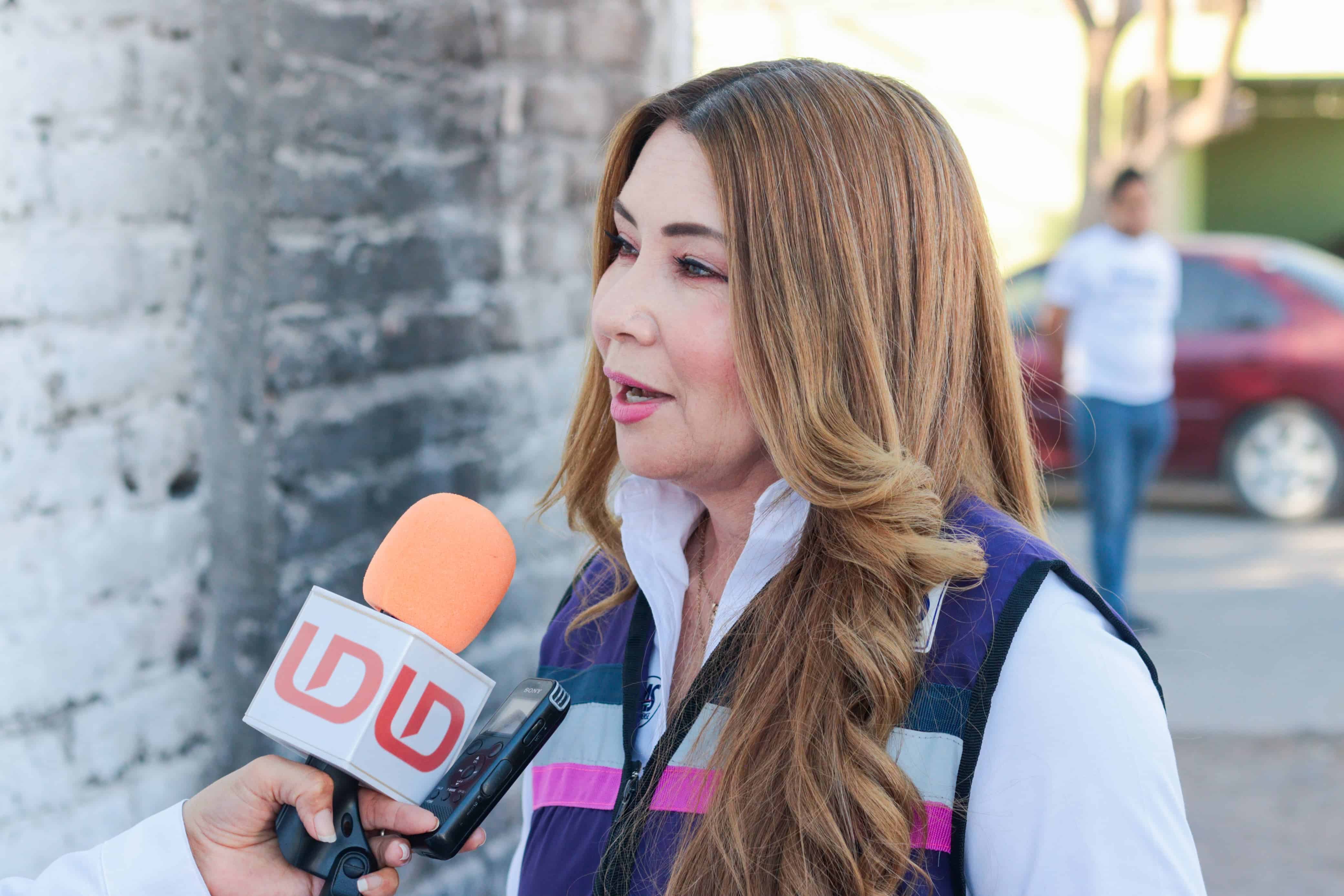 Marivel Castillo en entrevista con Línea Directa en la colonia Rubén Jaramillo en Los Mochis