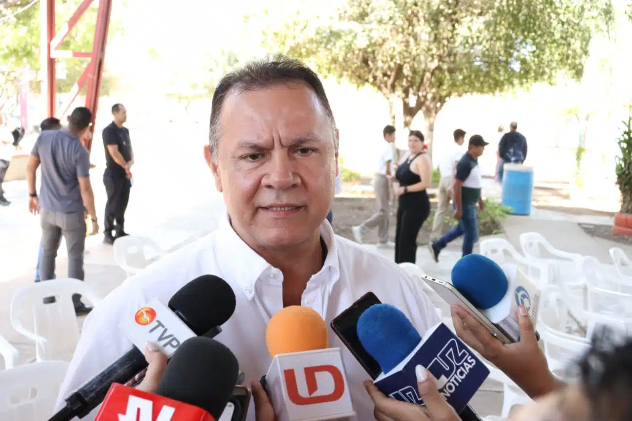 Melesio Montoya Peinado, tesorero del Ayuntamiento de Mazatlán, en entrevista con los medios de comunicación