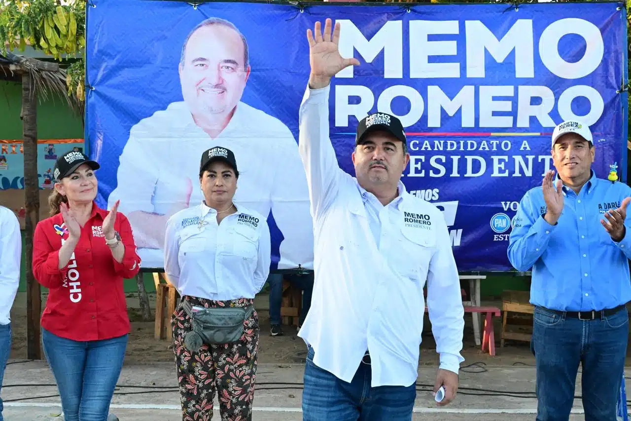 El candidato Guillermo Romero Rodríguez levantando la mano en forma de saludo