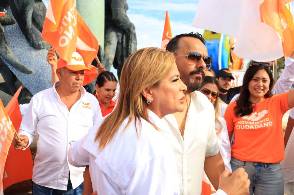 Mi-Lay Quintero Beltrán durante su campaña en calles de Mazatlán