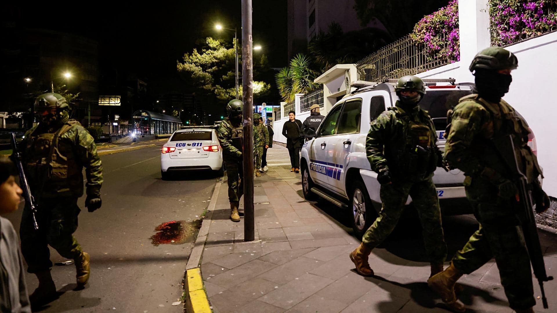 Militares de Ecuador en la embajada de México