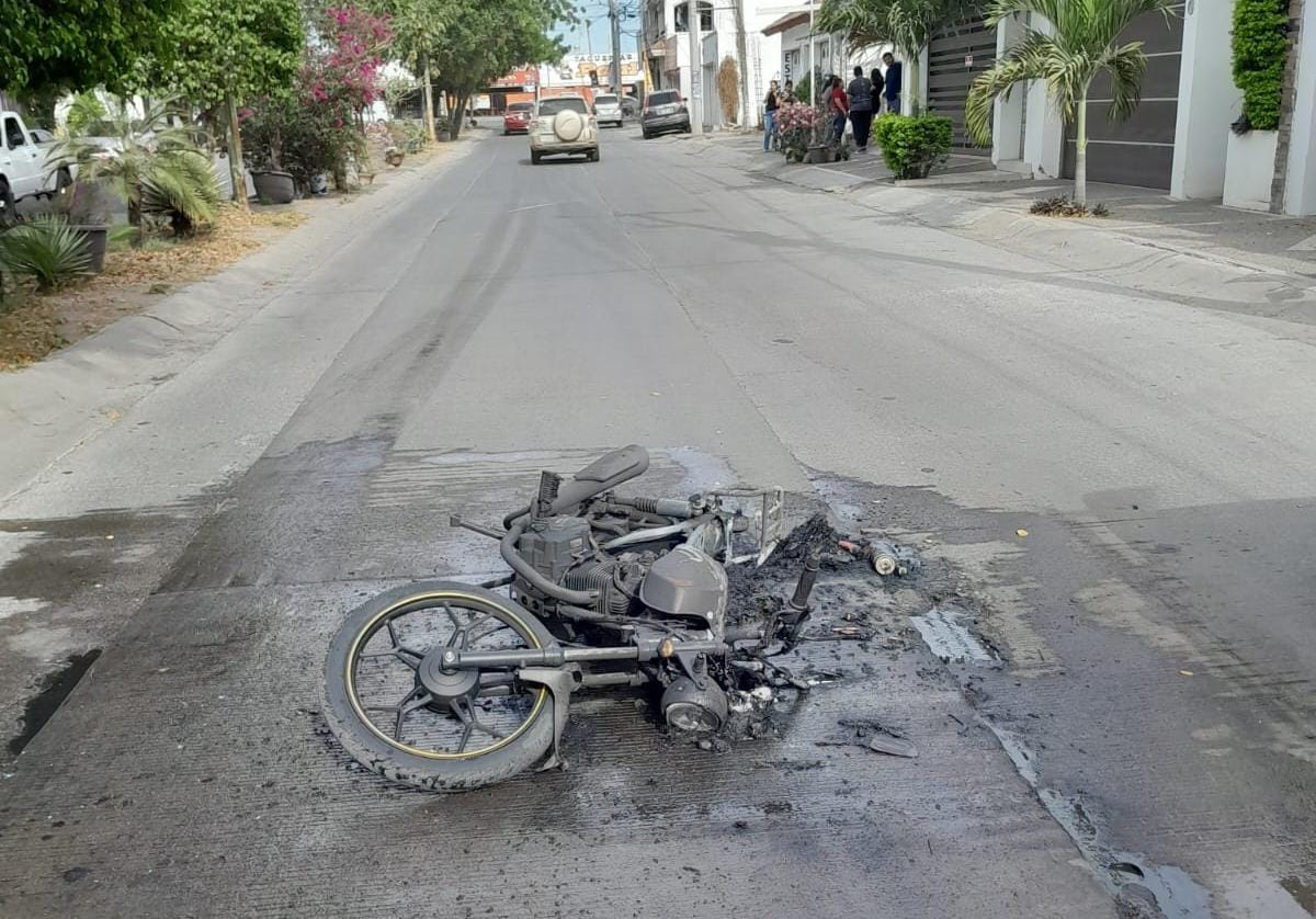 Motocicleta en el suelo tras accidente