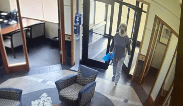 Mujer de 74 años asalta un banco en Ohio, EU