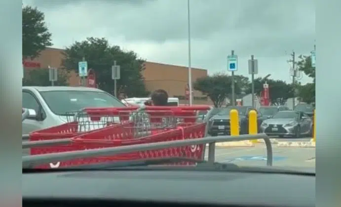 Exhiben a mujer que olvidó a su bebé en un carrito de supermercado