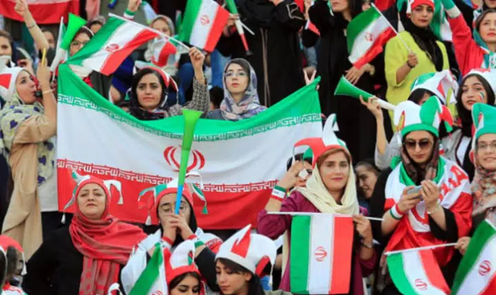 Irán prohíbe la entrada de mujeres a estadio de fútbol