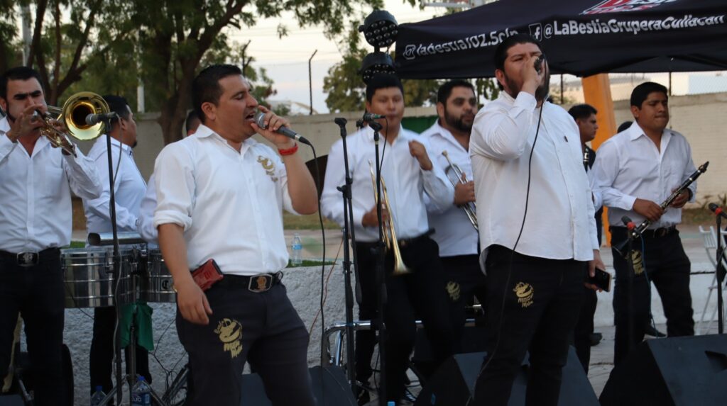 Música banda en festejo de carne asada a radioescuchas de La Bestia 102.5 FM