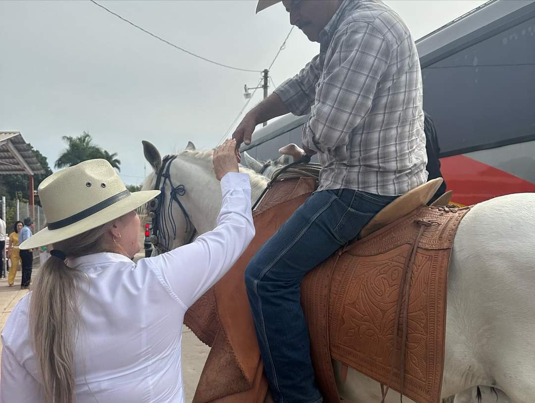 Nadia López Bojórquez, candidata a alcaldesa de Sinaloa municipio, durante su tercer día de campaña