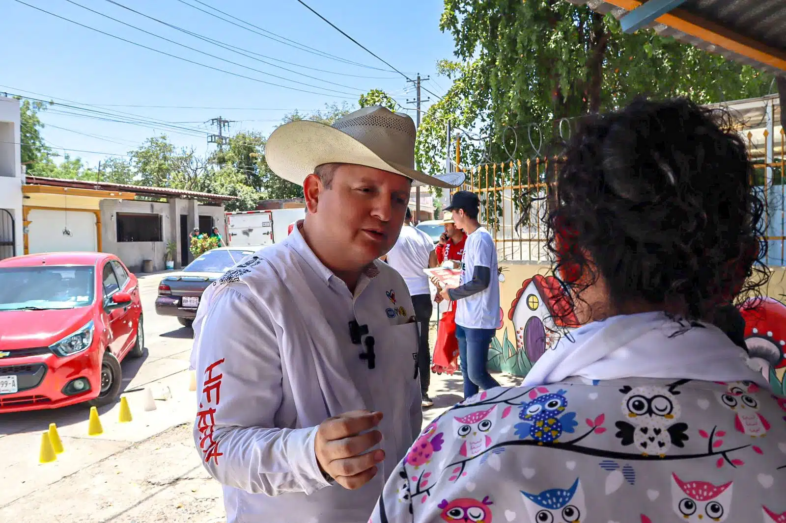 Noé Heredia Ayón, candidato a diputado federal por el distrito 07 de Culiacán por el partido PRI, PAN, PRD y PAS, durante su campaña