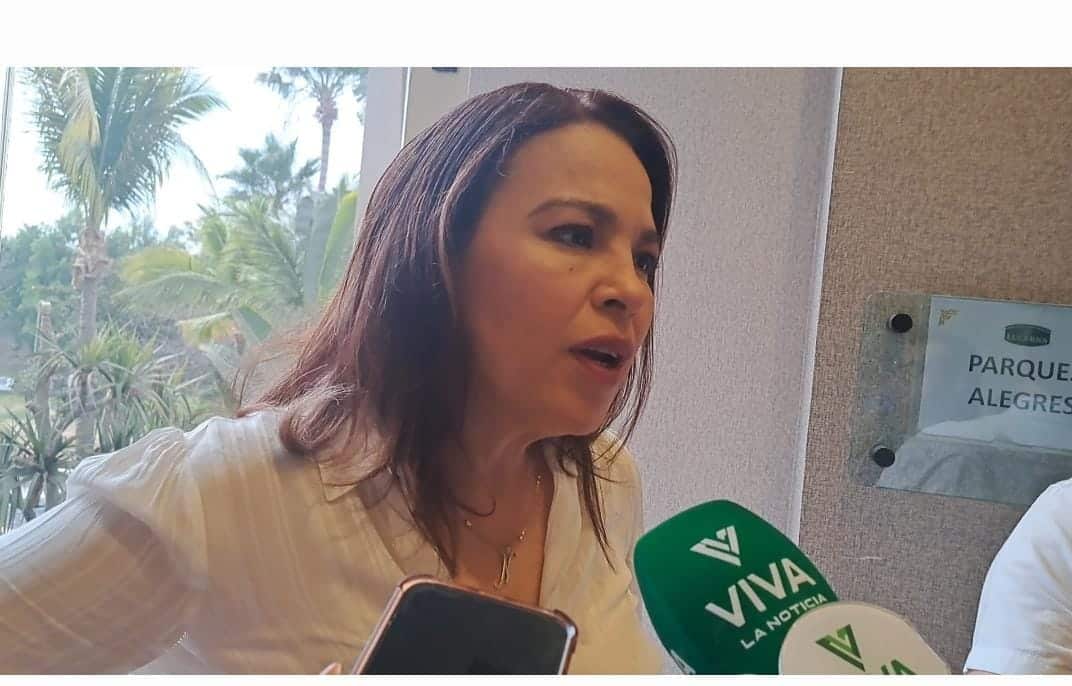 Nuria González Elizalde con medios de prensa