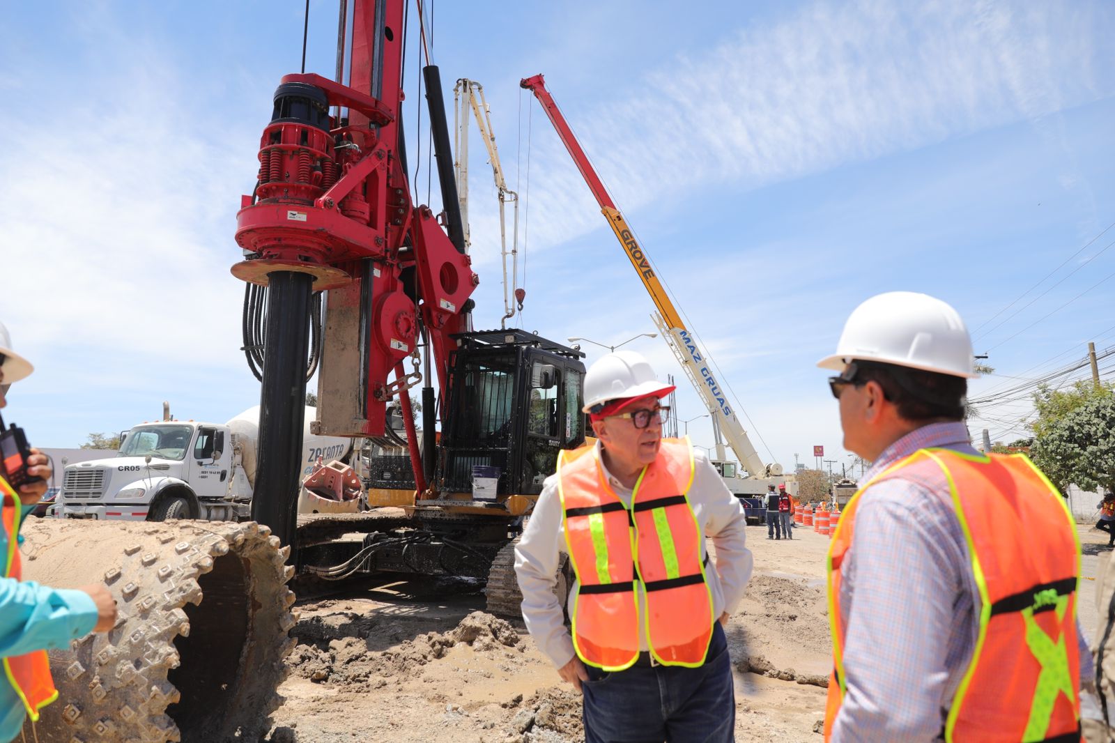 Édgar González Zataráin; presidente municipal y el gobernador de Sinaloa; Rubén Rocha Moya, supervisan avance de obras.