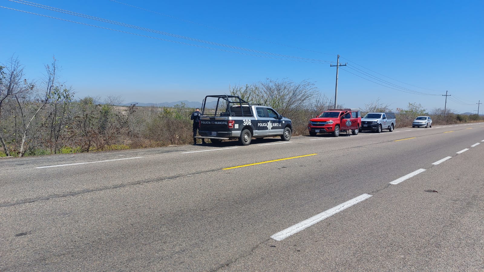 Policía Municipal y agentes de la Fiscalía en la carretera estatal de Mazatlán