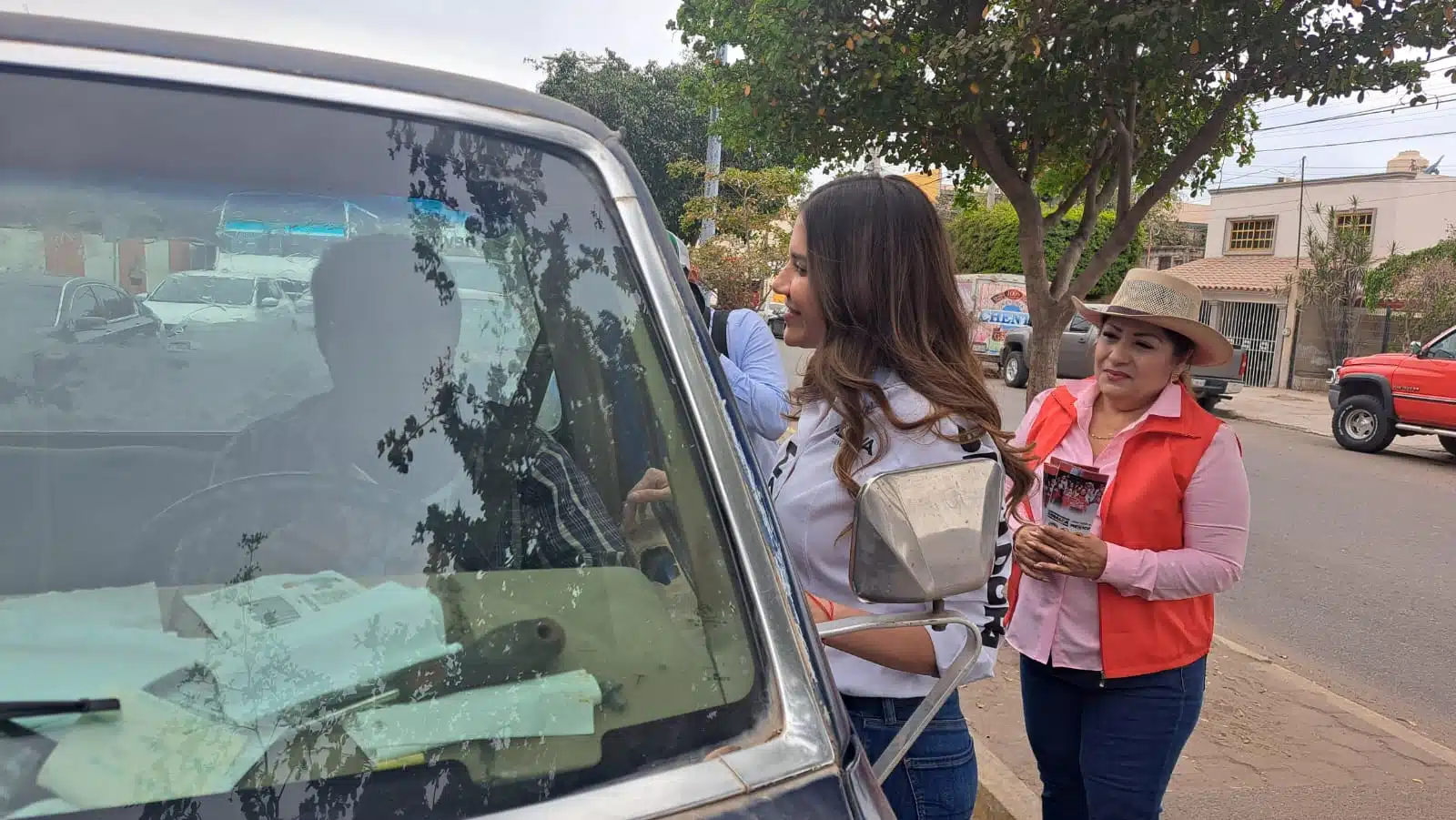 Paloma Sánchez cuestionando a conductores de Guasave sobre inquietudes de sus propuestas como candidata al Senado
