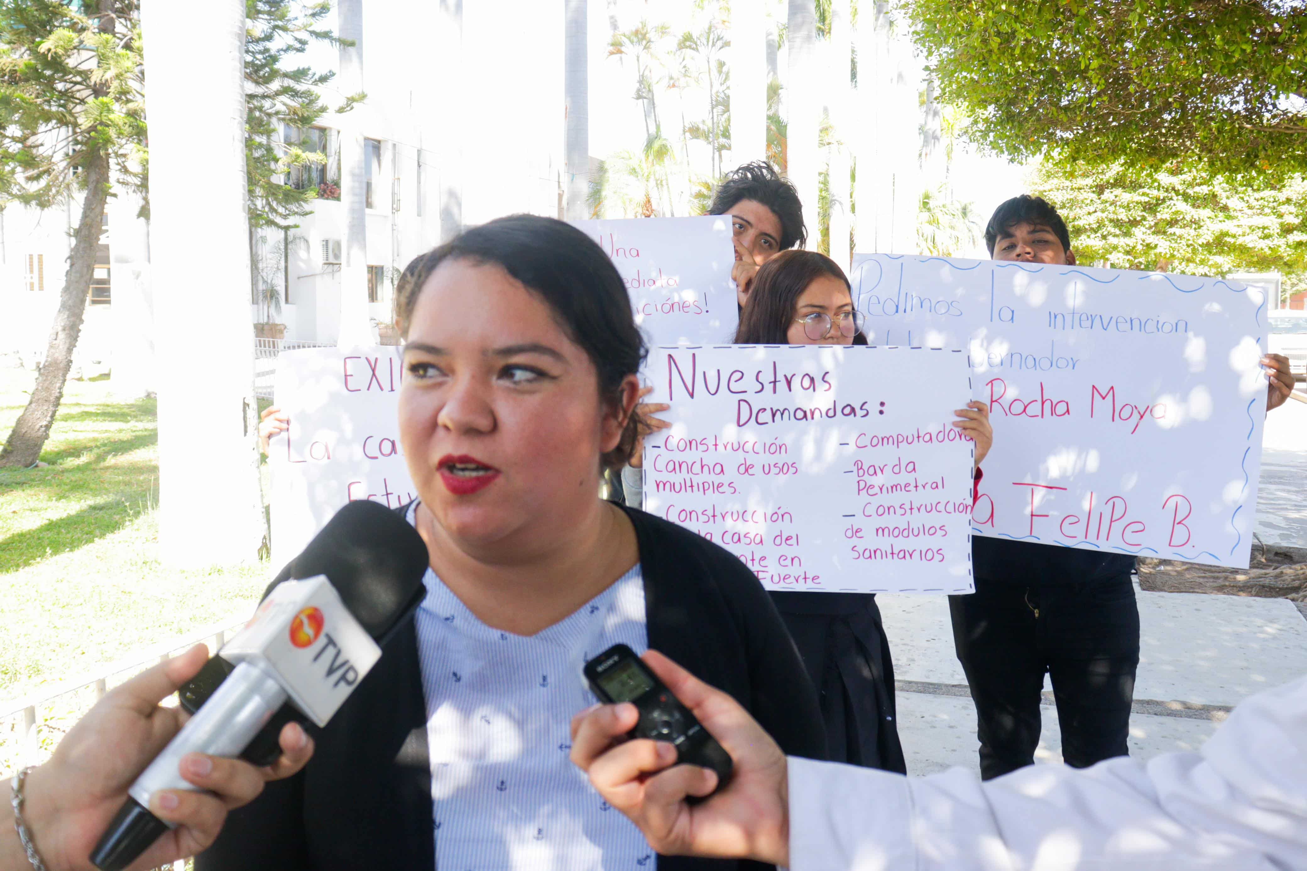Paola Enríquez Meza, dirigente de jóvenes de la Federación Nacional de Estudiantes Revolucionarios “Rafael Ramírez” de Sinaloa, en una manifestación de una preparatoria de El Fuerte en el Palacio Municipal de Ahome en entrevista con los medios de comunicación