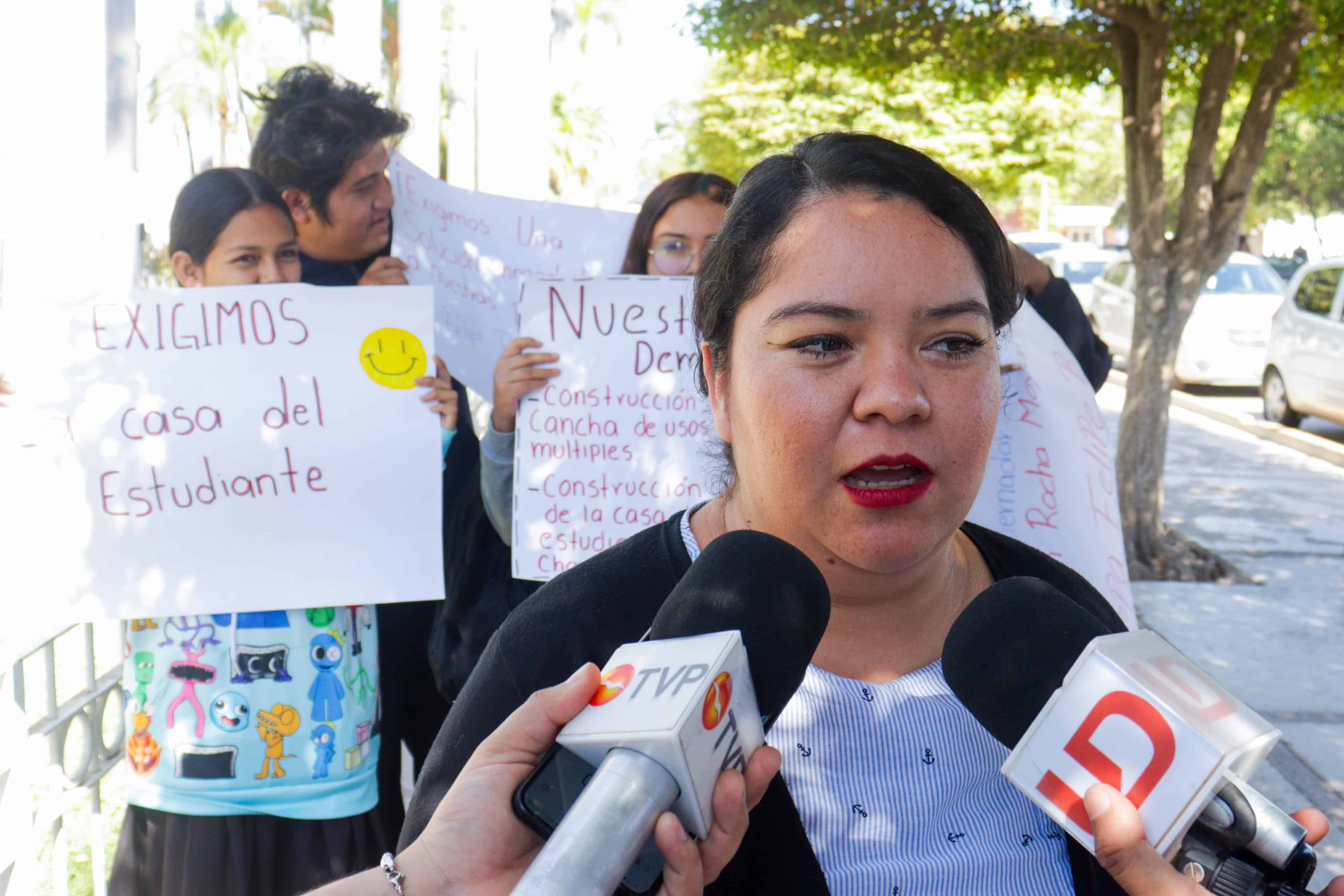 Paola Enríquez Meza, dirigente de jóvenes de la Federación Nacional de Estudiantes Revolucionarios “Rafael Ramírez” de Sinaloa, en una manifestación de una preparatoria de El Fuerte en el Palacio Municipal de Ahome en entrevista con los medios de comunicación