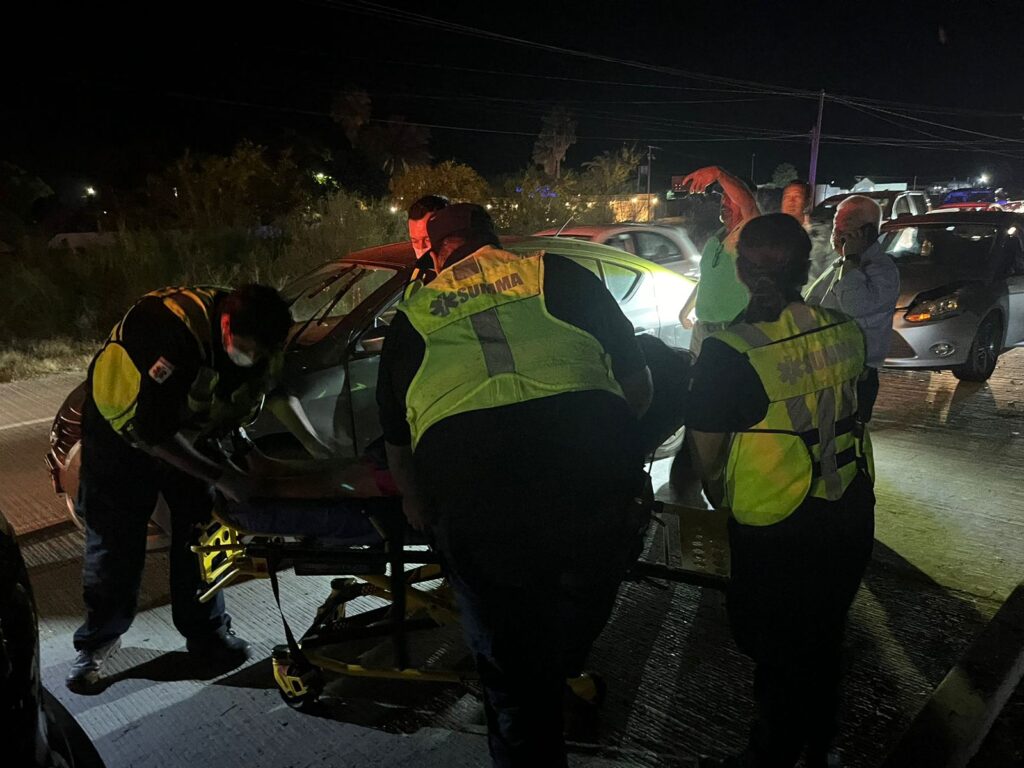 Paramedicos atienden a lesionado tras accidente