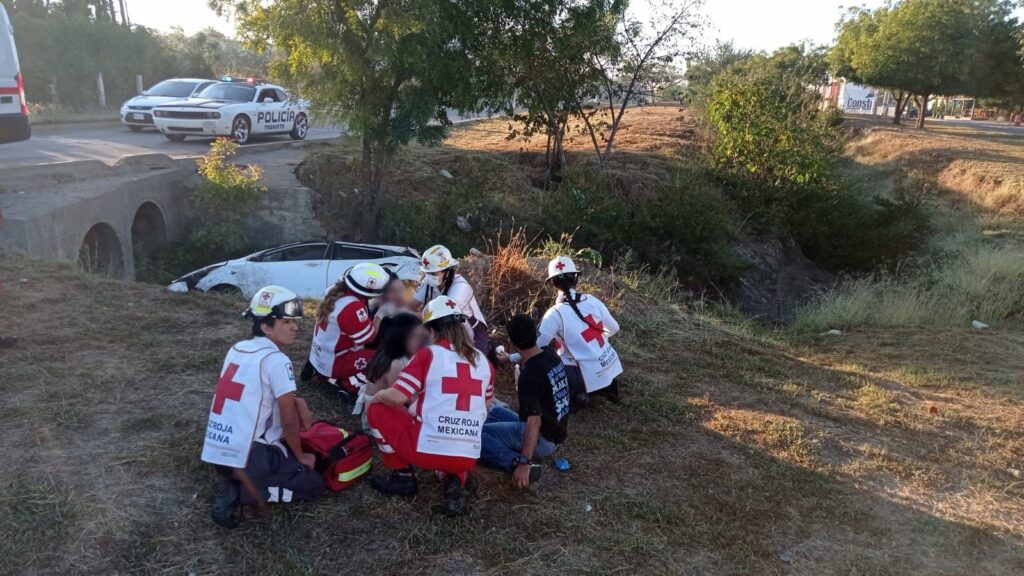 Paramédicos de Cruz Roja Mazatlán, auxilian a persona accidentada