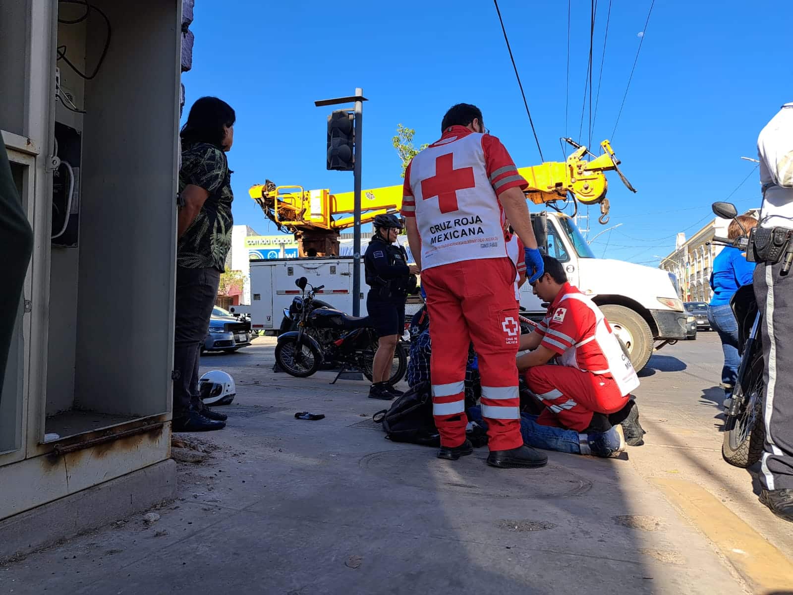 Paramédicos de la Cruz Roja Mexicana atendiendo a personas accidentada.