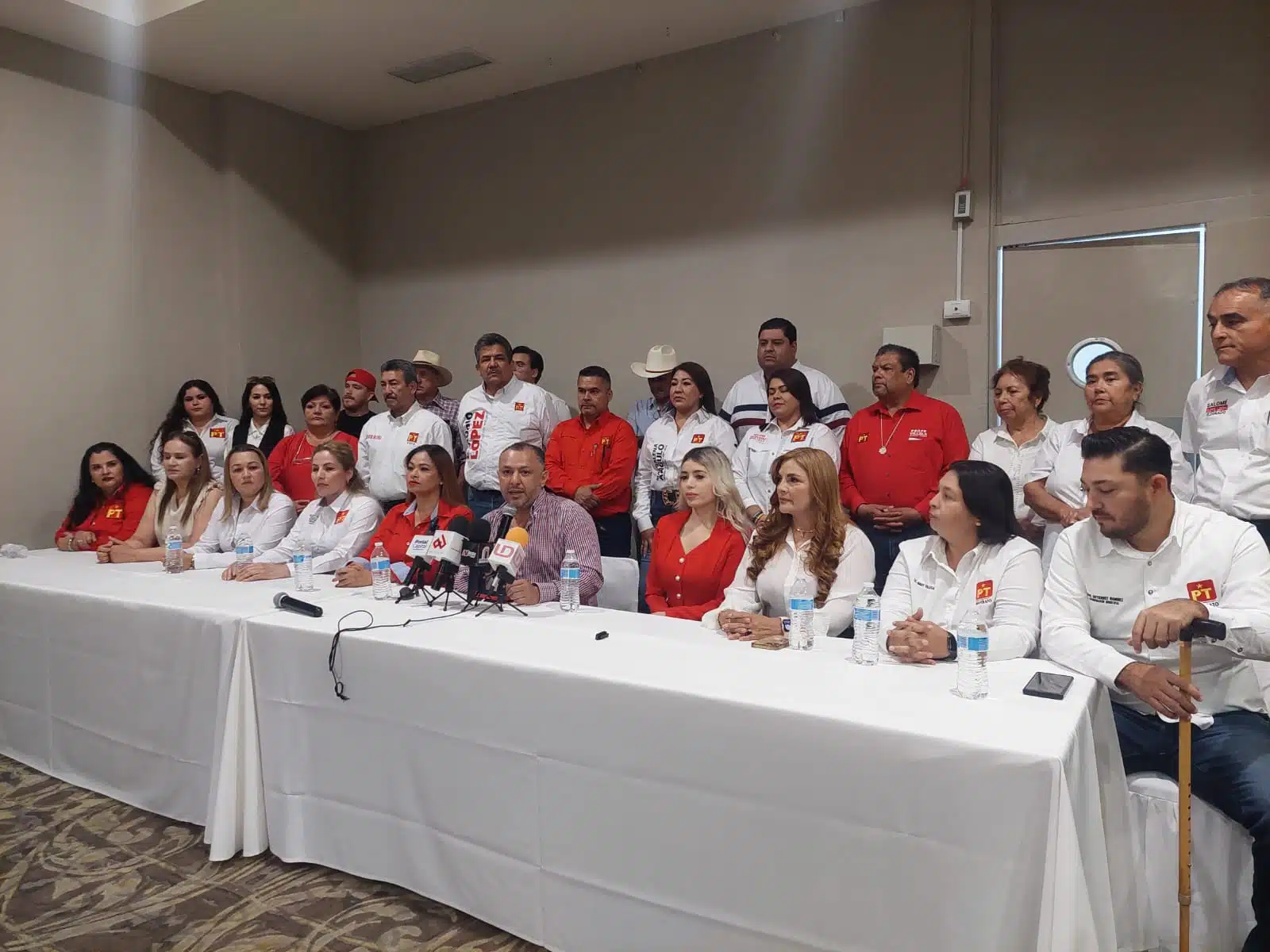Dirigente Estatal, candidatos a diputados locales y alcaldías por el Partido del Trabajo en conferencia de prensa con los medios de comunicación en Culiacán