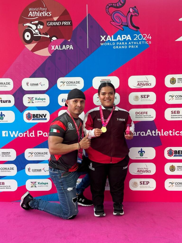 Pauleth Mejía y su entrenador Javier Galarza mostrando el oro en el Grand Prix de Xalapa